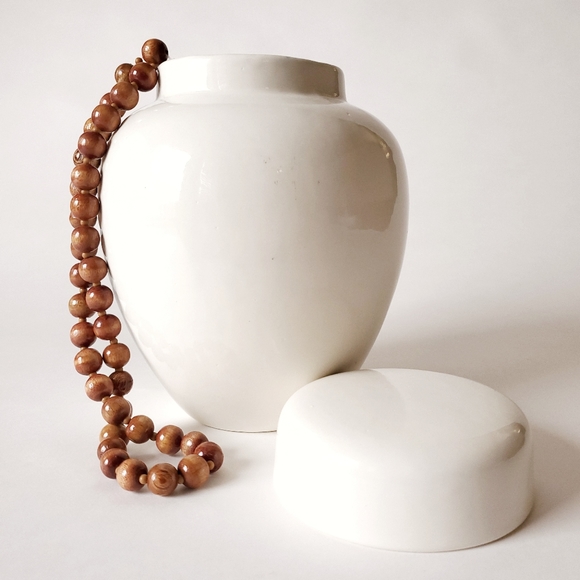 Vintage Beautiful & Simple Beauty Ivory Ceramic Ginger Jar - Picture 8 of 8